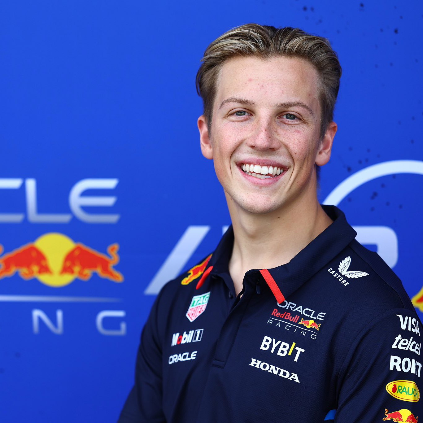 红牛二队逆转迈凯伦，佩雷兹统治全场