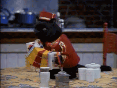 球衣褪色时，本泽马用一记门柱告别白色，那些沉默是他全部的告别词